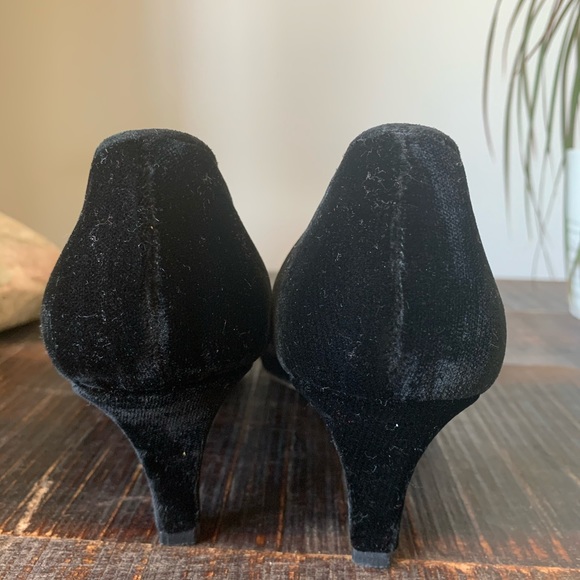 Manolo Blahnik suede shoe - Picture 6 of 7